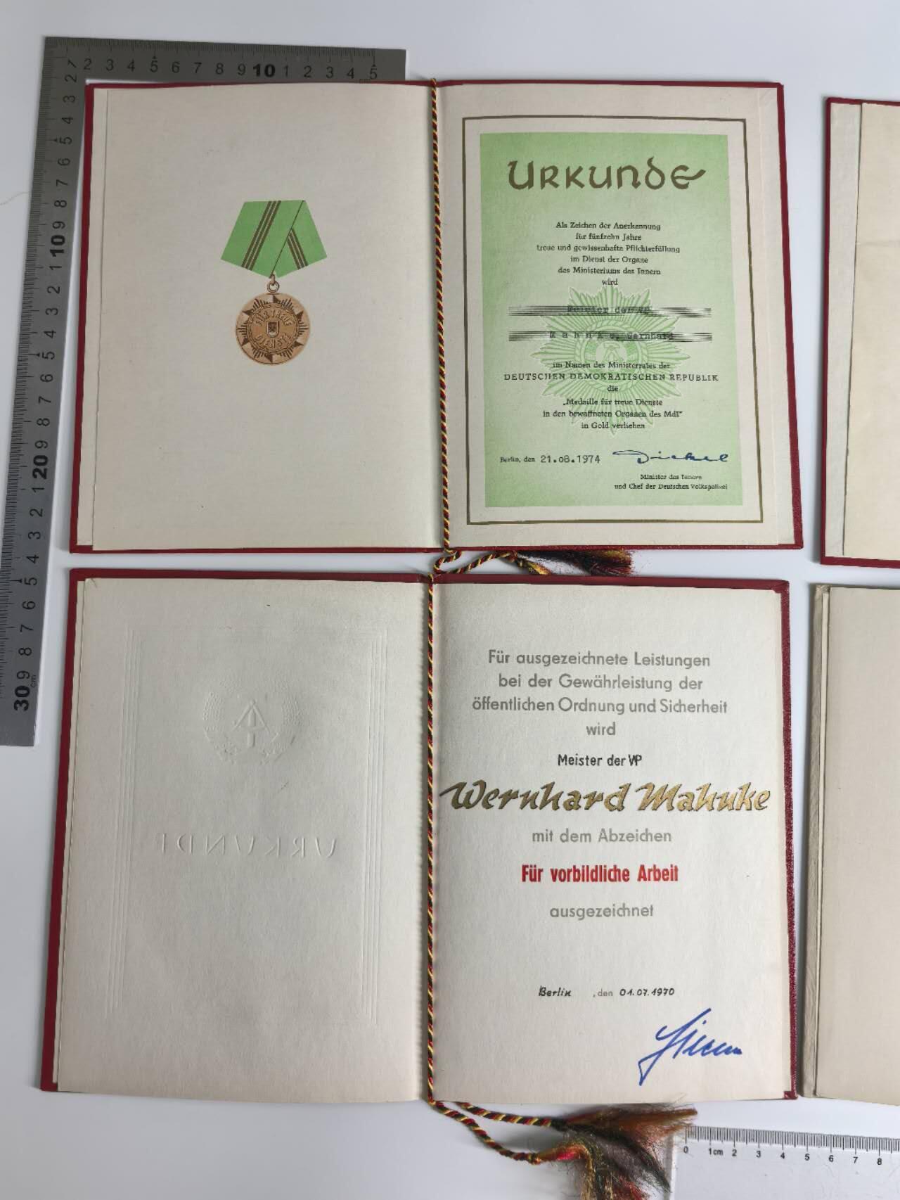 小驴勋章奖章收藏4月4日周六晚六点拍卖（珍爱和平，收藏战争，铭记历史，勿忘国耻，忠党爱国。有偿代拍，送拍规则在简介最后，参拍须阅读规则后再参拍，关系到运费包装发货时效真假辨别等关键信息，拍卖时不再发原图，看大图店主微信码在拍卖店铺介绍里） 东德人民警察高级士官证书一套