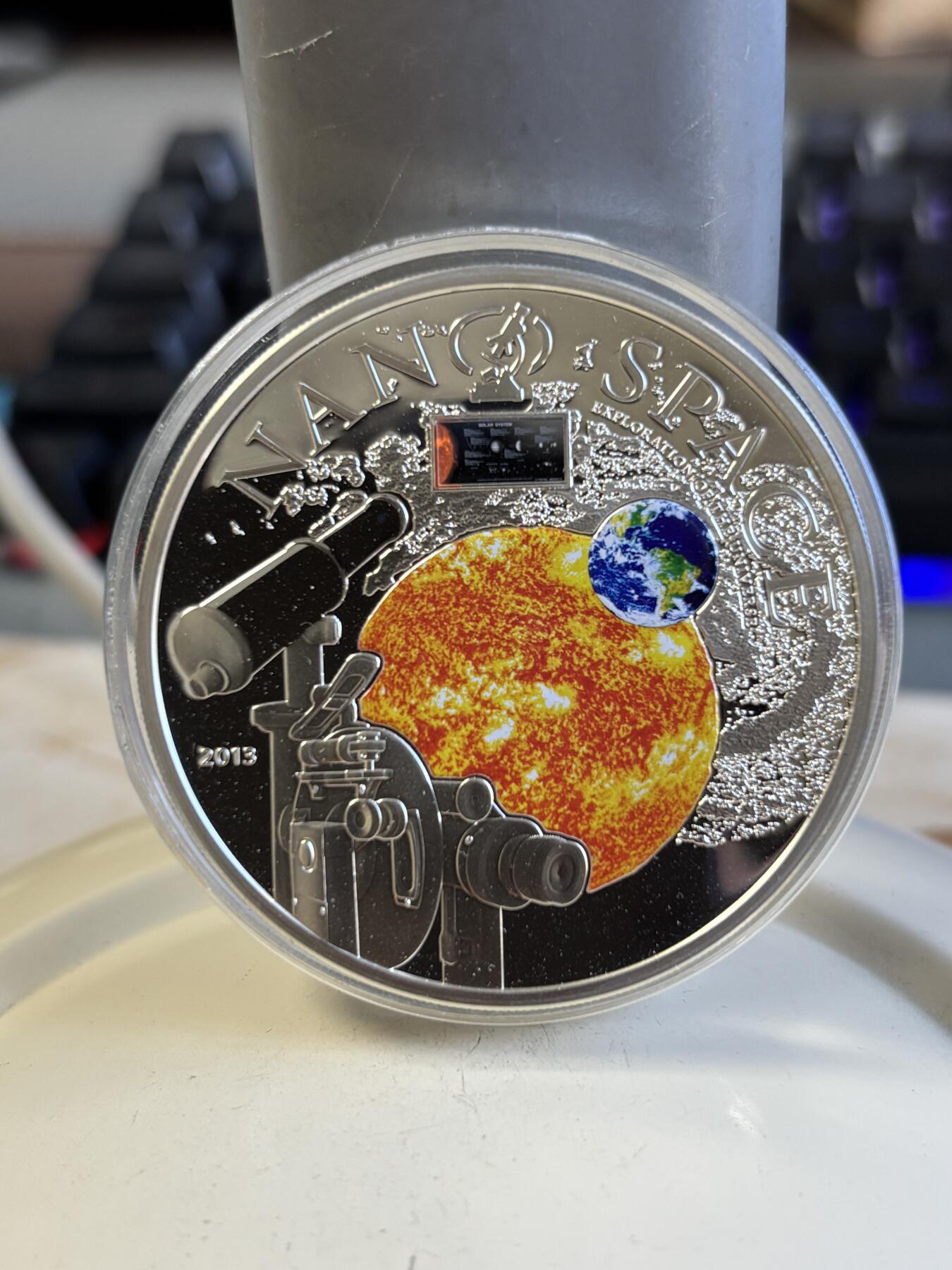 第196期拍卖 库克2013年镶嵌纳米芯片宇宙探索精制彩色银币，925银，50克，发行1000枚