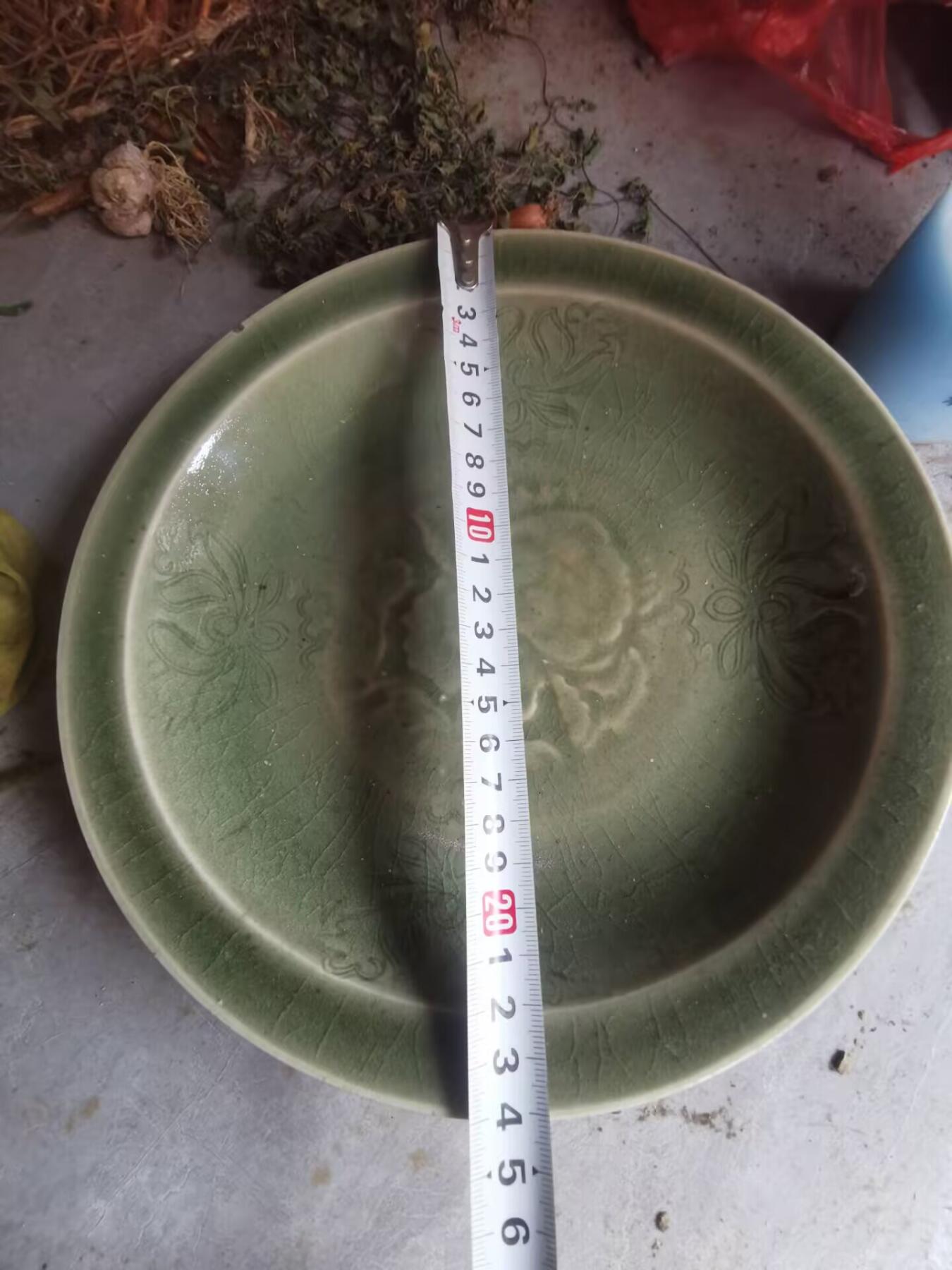 龙泉窖青釉刻花牡丹纹盘