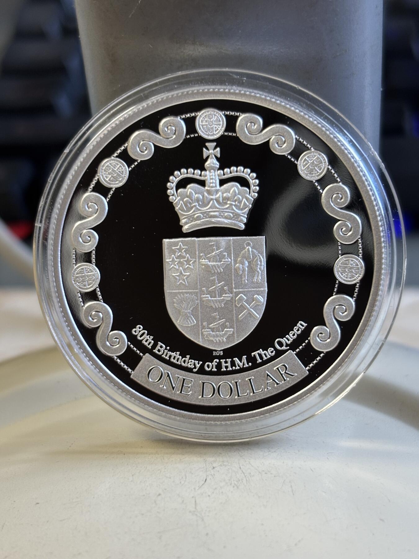 第195期拍卖 新西兰2006年伊丽莎白女王80周岁生日纪念精制银币，国际热门主题，31.1克，999银，编号0268，发行量2500枚，原盒证书