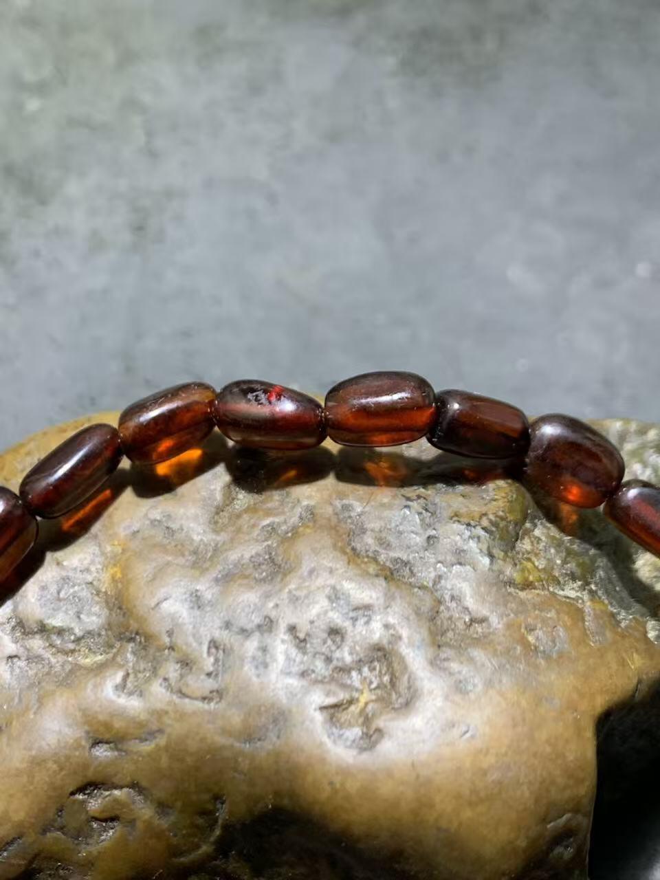 乌克兰血珀随形手串一条，