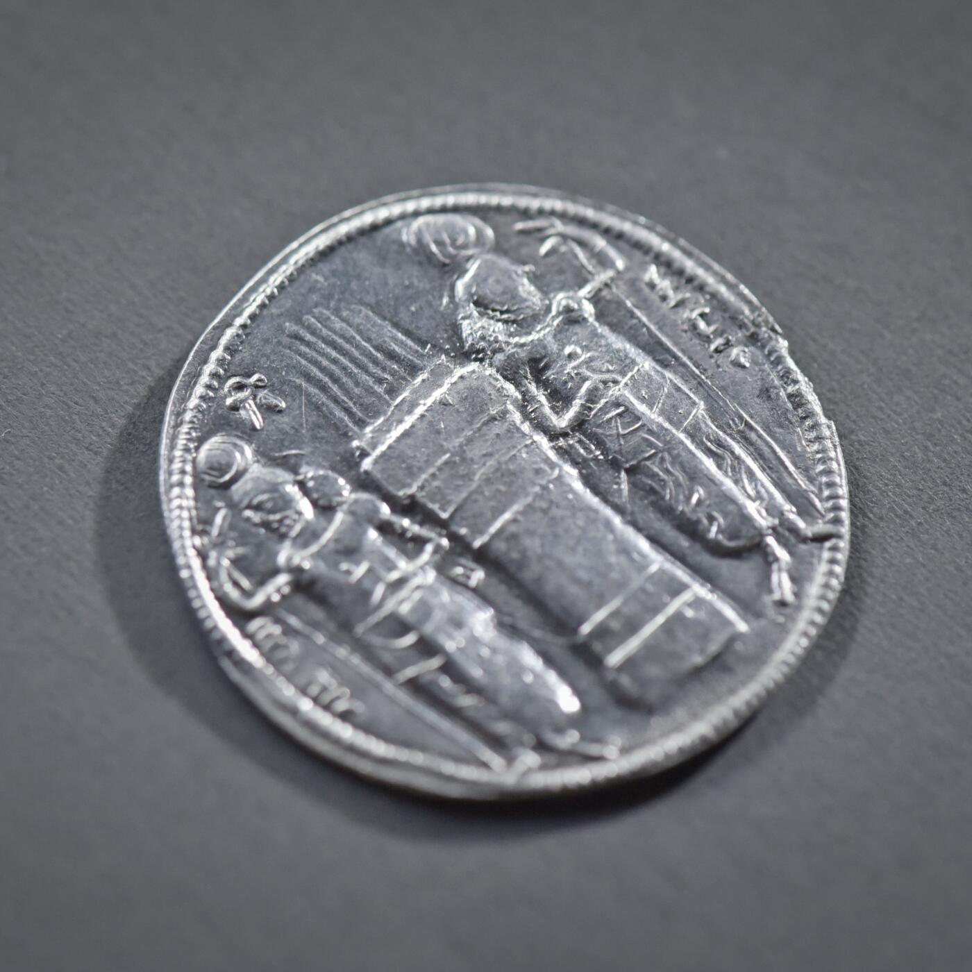 【良泉】4月16日【西方古代打制币】拍卖108件 【极美品】公元276-293年【波斯帝国】萨珊王朝，瓦赫兰二世 国王、王后、王子“全家福” 一德拉克马 银币，4.24克