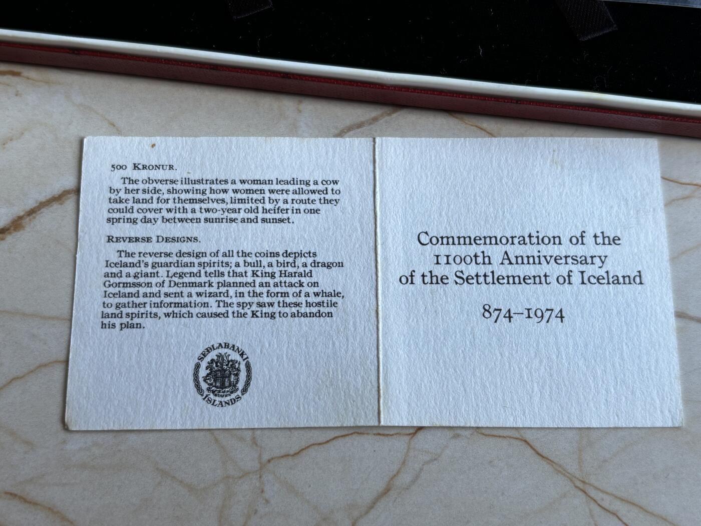 第195期拍卖 冰岛1974年人类定居冰岛1100周年纪念精制大银币一组，两枚面值分别为500克朗和1000克朗，共计50克，925银，此等品相外加原盒证书非常难得