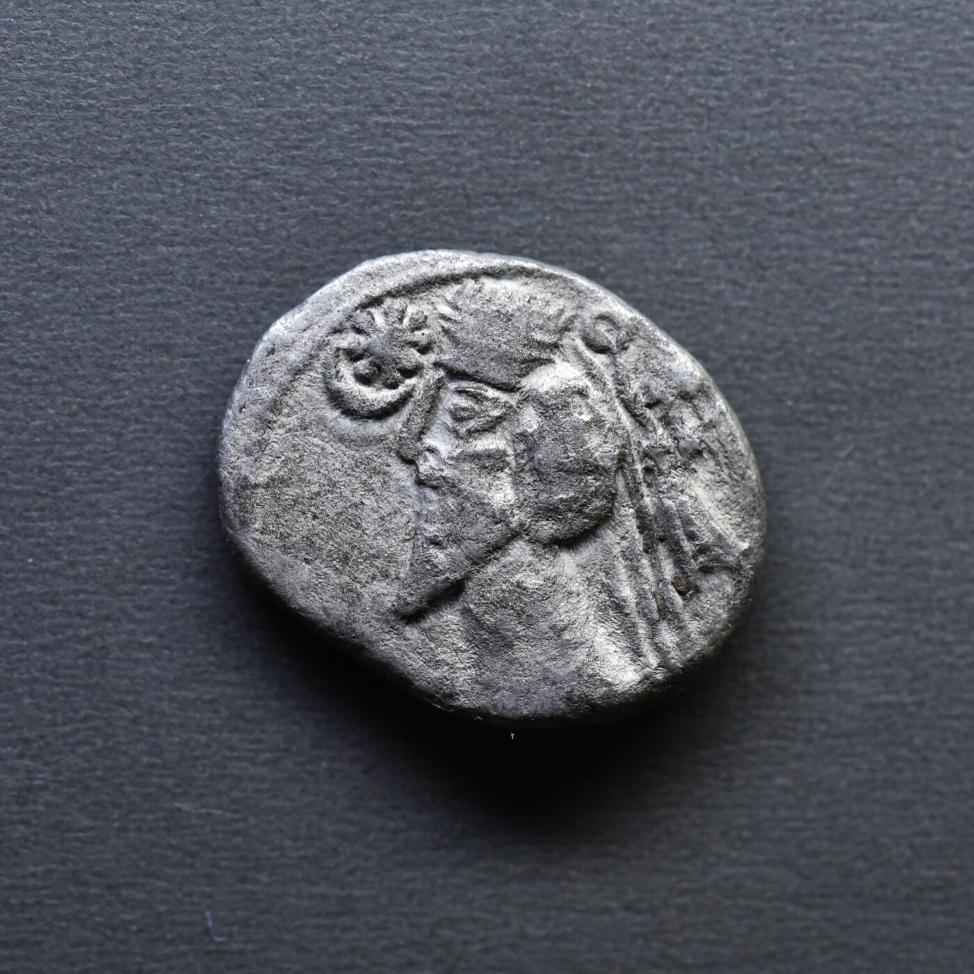 【良泉】4月16日【西方古代打制币】拍卖108件 公元前2-公元4年【古波斯】帕提亚，弗拉特斯五世【小弗拉特斯（Phraataces）穆萨女王共治】，一德拉克马银币 ，2.91克