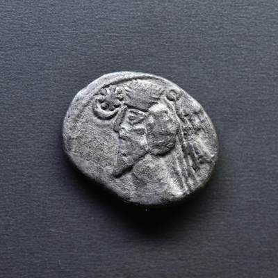 【良泉】4月16日【西方古代打制币】拍卖108件 - 公元前2-公元4年【古波斯】帕提亚，弗拉特斯五世【小弗拉特斯（Phraataces）穆萨女王共治】，一德拉克马银币 ，2.91克