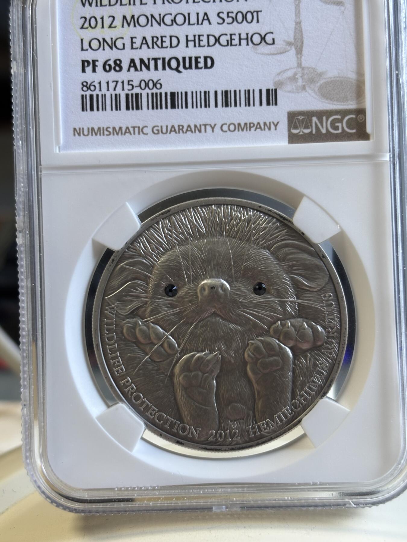 第195期拍卖 蒙古2012年草原动物系列刺猬仿古镶嵌水晶纪念银币NGC-PF68带证书，999银，发行2500枚