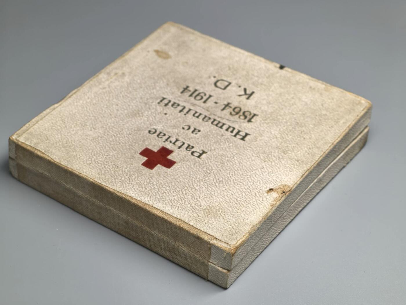 小驴勋章奖章收藏4月4日周六晚六点拍卖（珍爱和平，收藏战争，铭记历史，勿忘国耻，忠党爱国。有偿代拍，送拍规则在简介最后，参拍须阅读规则后再参拍，关系到运费包装发货时效真假辨别等关键信息，拍卖时不再发原图，看大图店主微信码在拍卖店铺介绍里） 奥匈帝国红十字奖章，银质，环连接处打标，带少见原盒