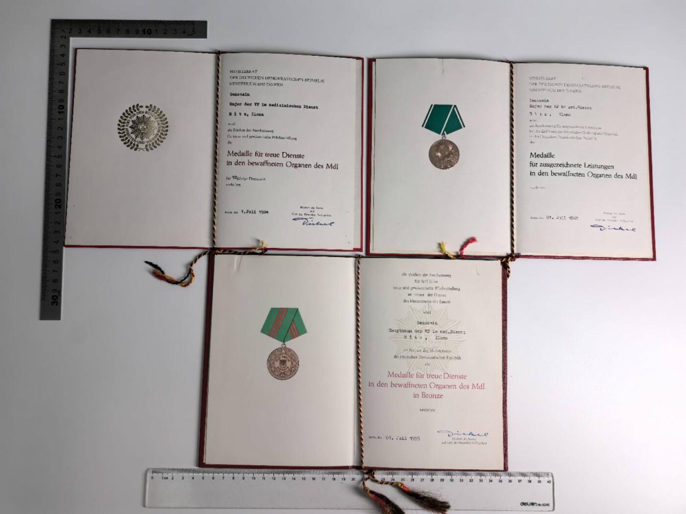 小驴勋章奖章收藏4月4日周六晚六点拍卖（珍爱和平，收藏战争，铭记历史，勿忘国耻，忠党爱国。有偿代拍，送拍规则在简介最后，参拍须阅读规则后再参拍，关系到运费包装发货时效真假辨别等关键信息，拍卖时不再发原图，看大图店主微信码在拍卖店铺介绍里） 东德丽姿少校证书一套