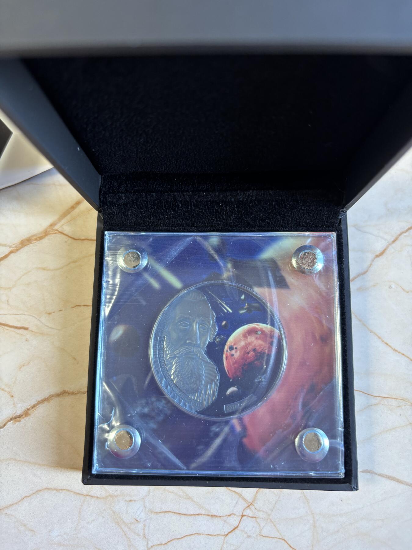 第196期拍卖 布基纳法索2017天文学家系列2开普勒镶3陨石银币,999银，发行500枚