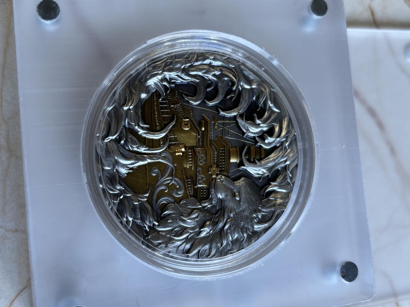 第195期拍卖 加蓬2025年海上舰猫2盎司仿古彩色夜光高浮雕银币，999银，编号108，总发行量999枚，原盒证书，发售价1788元