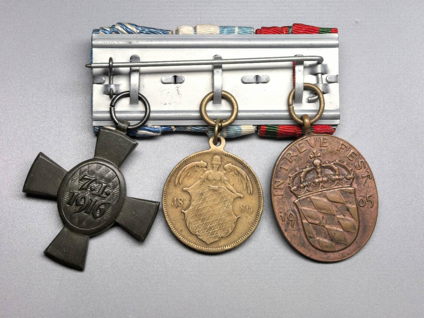 小驴勋章奖章收藏4月4日周六晚六点拍卖（珍爱和平，收藏战争，铭记历史，勿忘国耻，忠党爱国。有偿代拍，送拍规则在简介最后，参拍须阅读规则后再参拍，关系到运费包装发货时效真假辨别等关键信息，拍卖时不再发原图，看大图店主微信码在拍卖店铺介绍里） 巴伐利亚王子奖章、奥托一世、路德维希十字三联排，联排的长方形挂为现代工艺不是原品