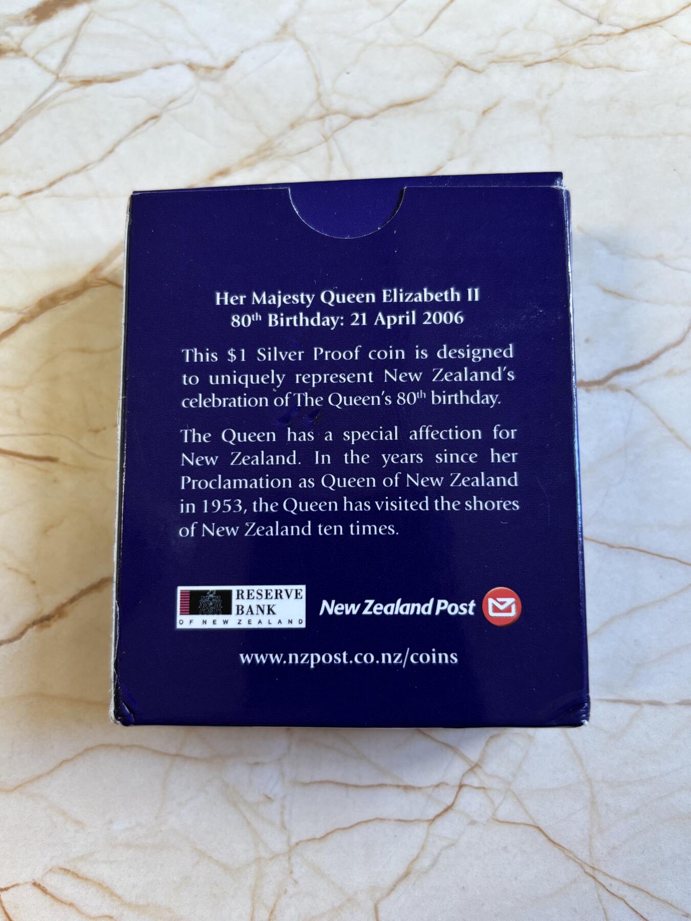 第195期拍卖 新西兰2006年伊丽莎白女王80周岁生日纪念精制银币，国际热门主题，31.1克，999银，编号0268，发行量2500枚，原盒证书