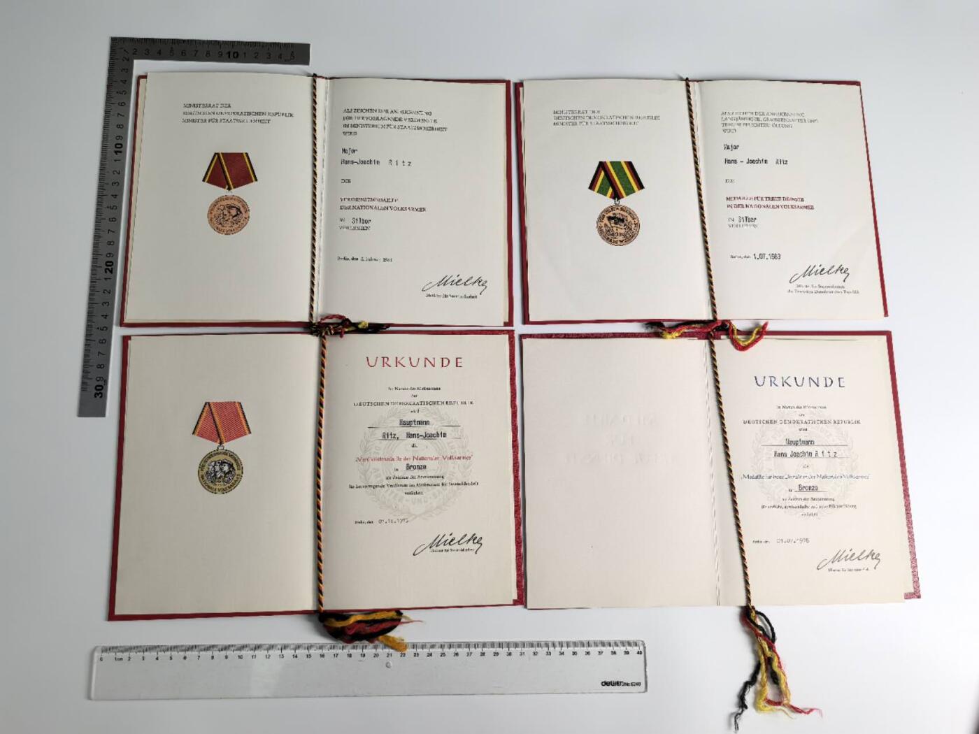 小驴勋章奖章收藏4月4日周六晚六点拍卖（珍爱和平，收藏战争，铭记历史，勿忘国耻，忠党爱国。有偿代拍，送拍规则在简介最后，参拍须阅读规则后再参拍，关系到运费包装发货时效真假辨别等关键信息，拍卖时不再发原图，看大图店主微信码在拍卖店铺介绍里） 东德少校汉斯约哈希姆证书一套