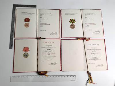 小驴勋章奖章收藏4月4日周六晚六点拍卖（珍爱和平，收藏战争，铭记历史，勿忘国耻，忠党爱国。有偿代拍，送拍规则在简介最后，参拍须阅读规则后再参拍，关系到运费包装发货时效真假辨别等关键信息，拍卖时不再发原图，看大图店主微信码在拍卖店铺介绍里） - 东德少校汉斯约哈希姆证书一套