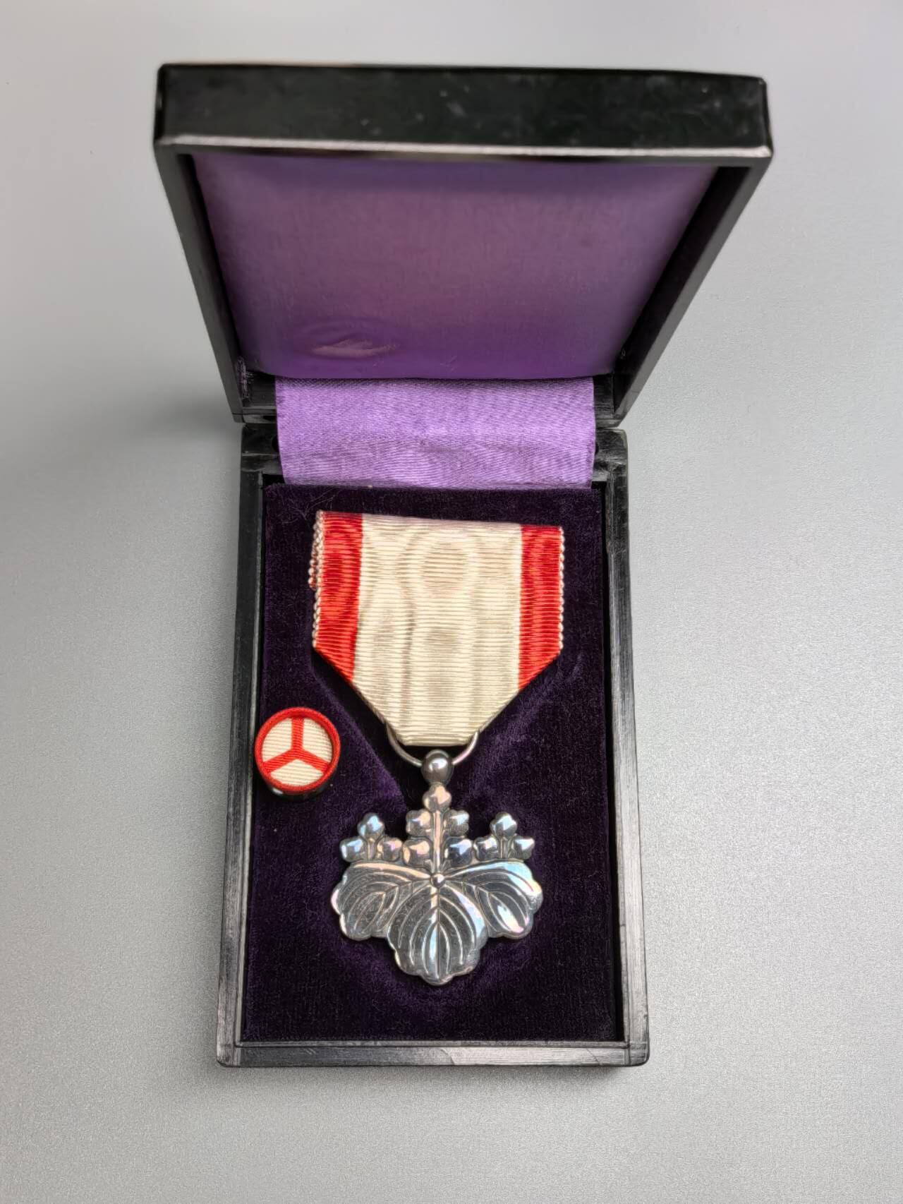 小驴勋章奖章收藏4月4日周六晚六点拍卖（珍爱和平，收藏战争，铭记历史，勿忘国耻，忠党爱国。有偿代拍，送拍规则在简介最后，参拍须阅读规则后再参拍，关系到运费包装发货时效真假辨别等关键信息，拍卖时不再发原图，看大图店主微信码在拍卖店铺介绍里） 勋八等白色桐叶章带盒带略，纯银