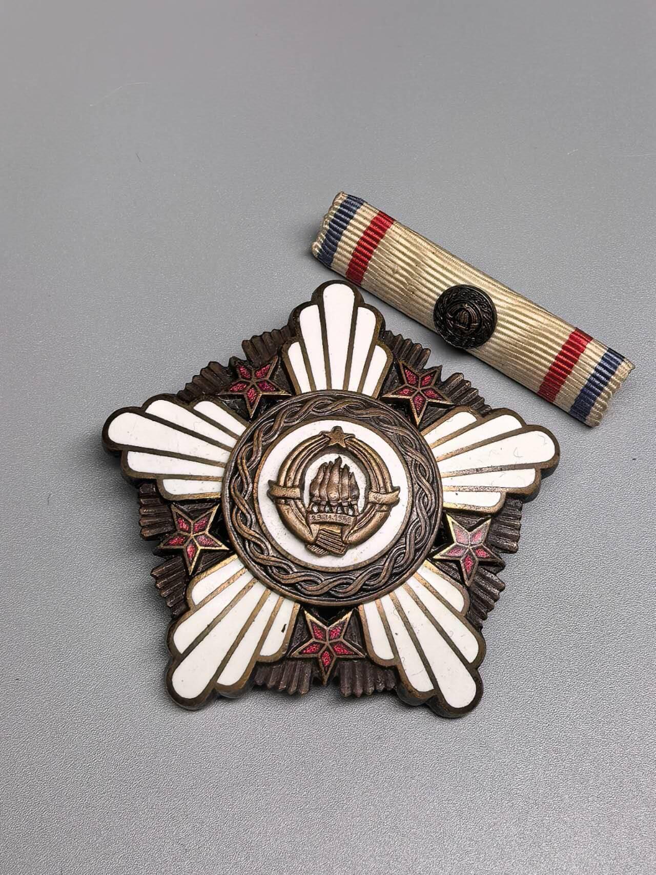 小驴勋章奖章收藏4月4日周六晚六点拍卖（珍爱和平，收藏战争，铭记历史，勿忘国耻，忠党爱国。有偿代拍，送拍规则在简介最后，参拍须阅读规则后再参拍，关系到运费包装发货时效真假辨别等关键信息，拍卖时不再发原图，看大图店主微信码在拍卖店铺介绍里）