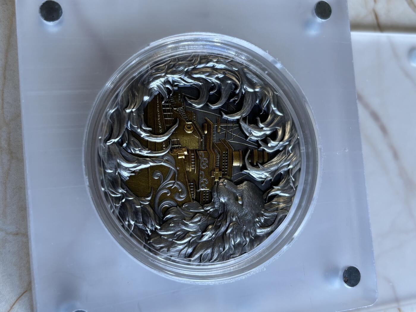 第195期拍卖 加蓬2025年海上舰猫2盎司仿古彩色夜光高浮雕银币，999银，编号108，总发行量999枚，原盒证书，发售价1788元