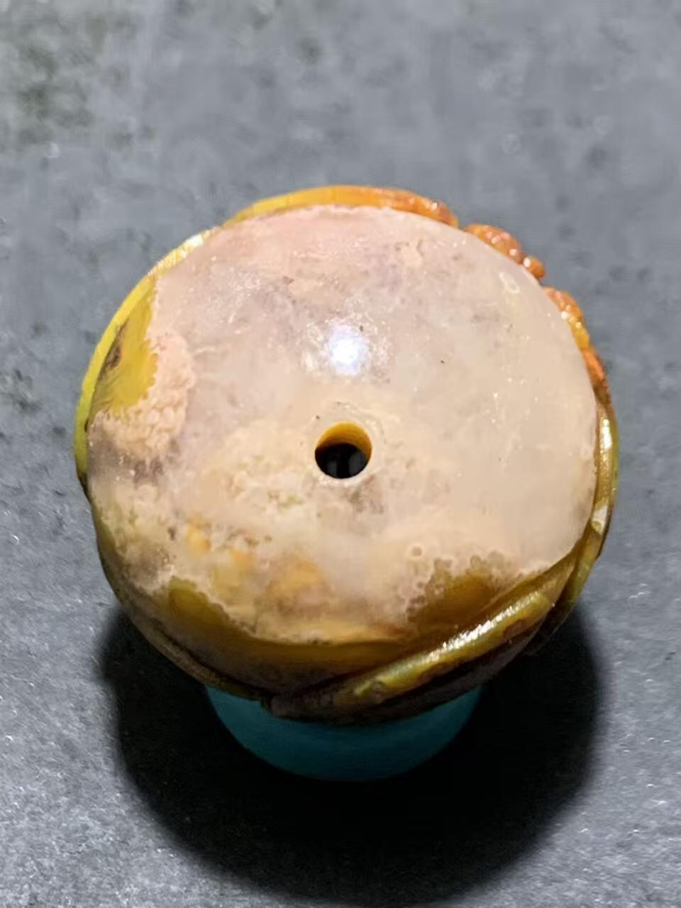 精美亚光冰飘糖心料草花纹战国红玛瑙手工俏色巧雕蝙蝠钱币2.0圆珠一个，