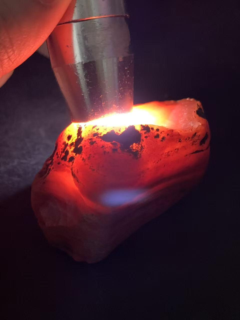 精美柿子红皮开窗料飘朱砂点南红玛瑙原石一颗