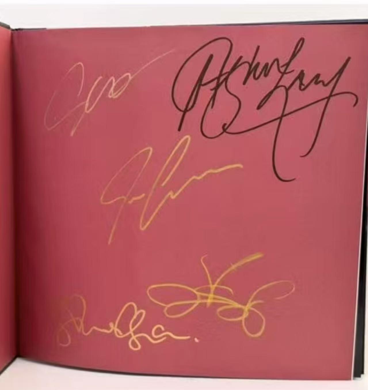 零元拍：烈焰焚心，灰烬重生，潘多拉史诗最炽烈的终章序章！著名导演詹姆斯·卡梅隆，主演杰克·萨利扮演者萨姆·沃辛顿 ，妮特丽扮演者佐伊·索尔达娜，灰烬族首领——瓦朗扮演者奥娜·卓别林，以及夸里奇上校扮演者影帝史蒂芬·朗合签《阿凡达：火与烬》官方设定集！