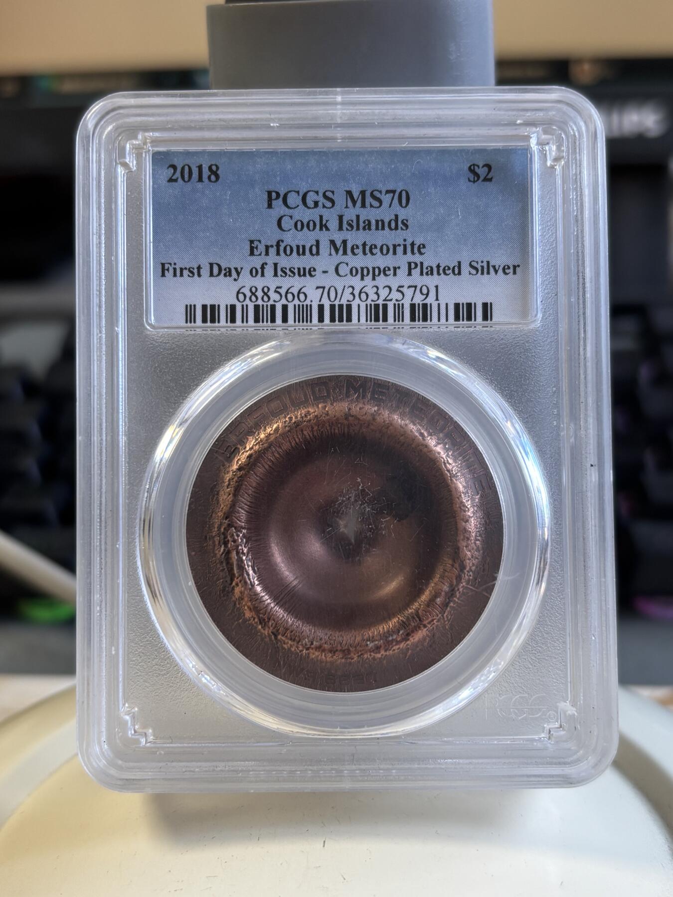 第196期拍卖 库克2018年镶摩洛哥沙漠陨石镀铜银币PCGS-MS70首无原盒证书，999银，1/2盎司，直径38.61毫米，发行2500枚，