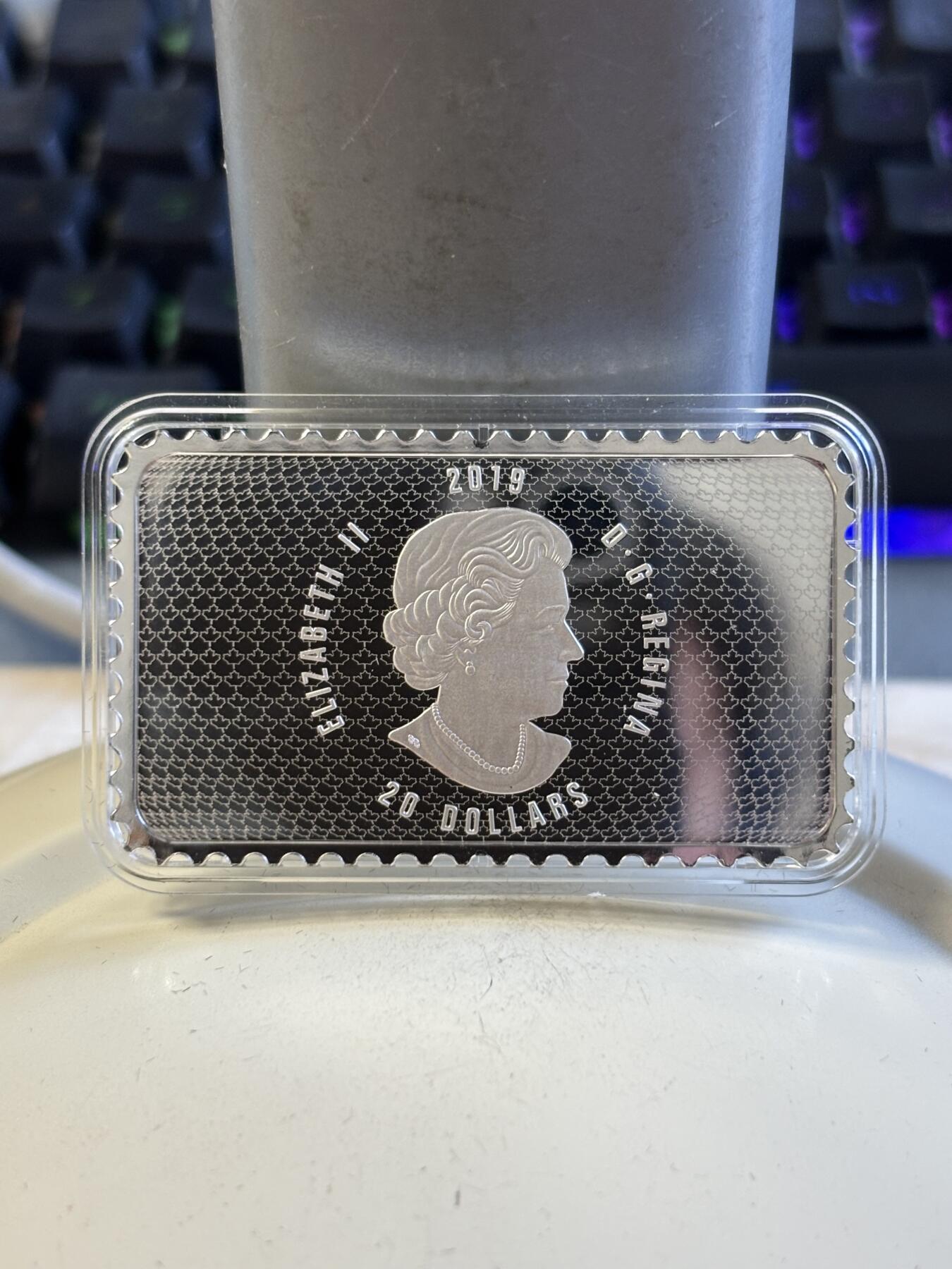 第196期拍卖 加拿大2019年历史邮票系列徽章和国旗1盎司彩银币，9999银，发行5000枚