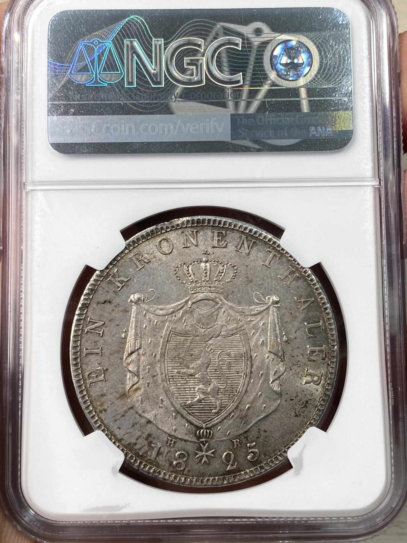 万国钱币拍卖第064期 NGC MS64 1825年德国黑森-达姆施塔特皇冠大泰勒 好品罕见的小邦早期大规格泰勒 如此近BU状态可谓凤毛麟角 全深打丝绸转光地板原味孔雀绿环彩极美  NGC冠军分顶级收藏品质