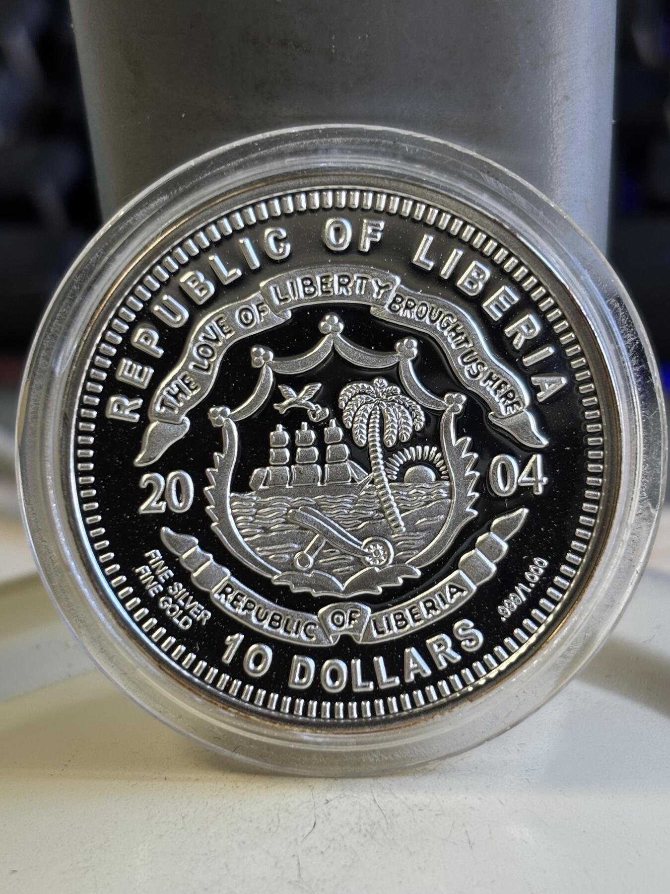 第196期拍卖 利比里亚2004年珍稀动物系列中国大熊猫镀金镶钻石银币，999银，20克。38毫米，5000枚，塑料盒有瑕疵