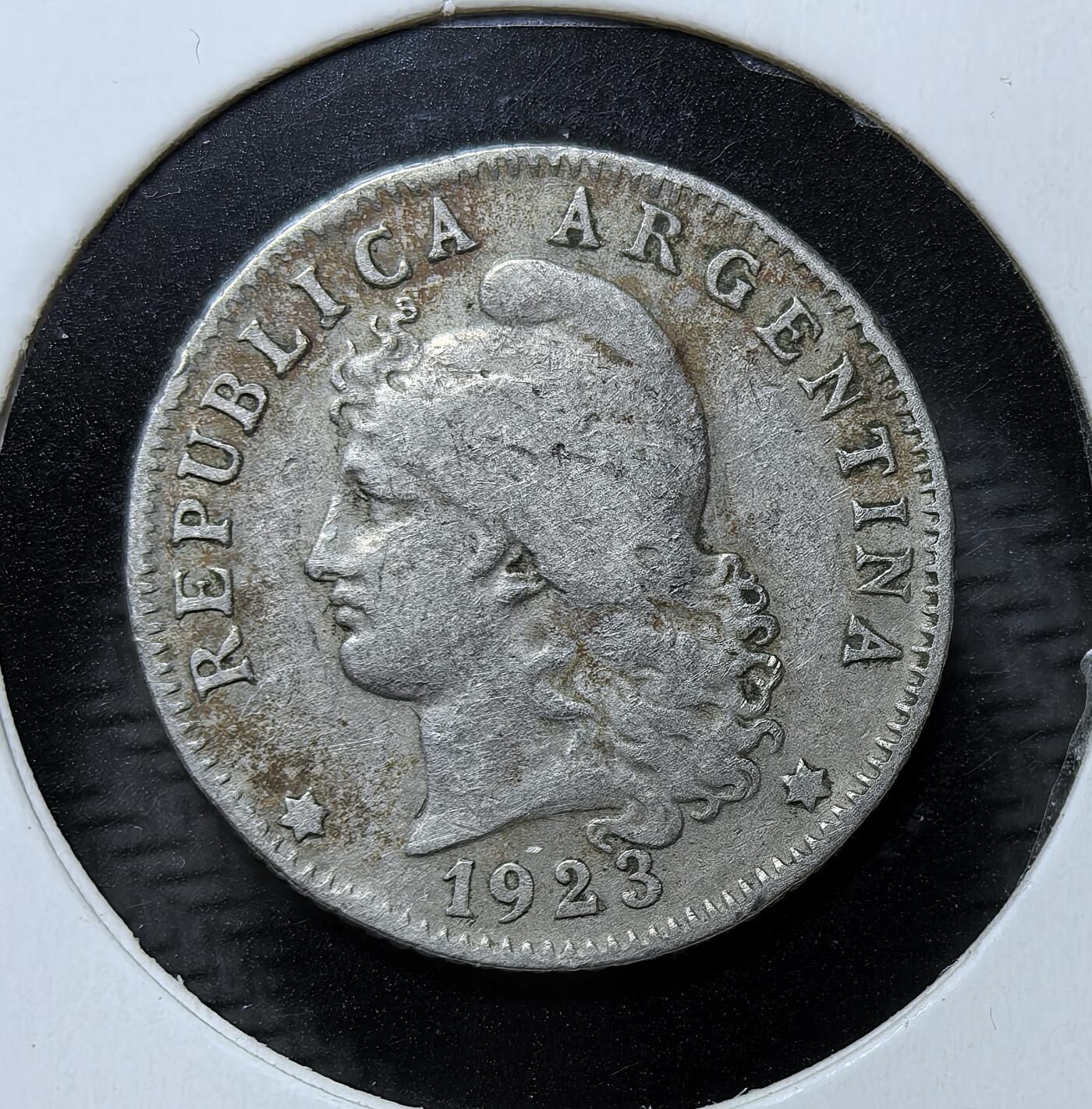 外国优质银币克朗币纪念章，每周六晚九点倒数截拍，满百包邮可寄存，持续收拍 阿根廷共和国1923 年20 分镍币，正面为自由女神头像，背面以月桂环环绕面值，是阿根廷近代民族国家建设时期的流通辅币，见证了其 20 世纪初的经济与货币史。