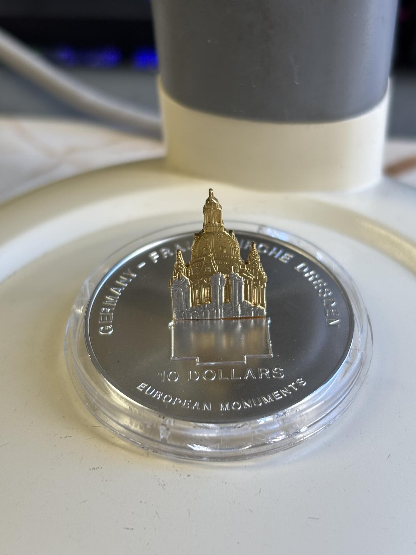 第196期拍卖 瑙鲁2004年建筑奇观德累斯顿圣母大教堂立体银币带证书，999银镀金，1盎司/2.17克，发行7500枚