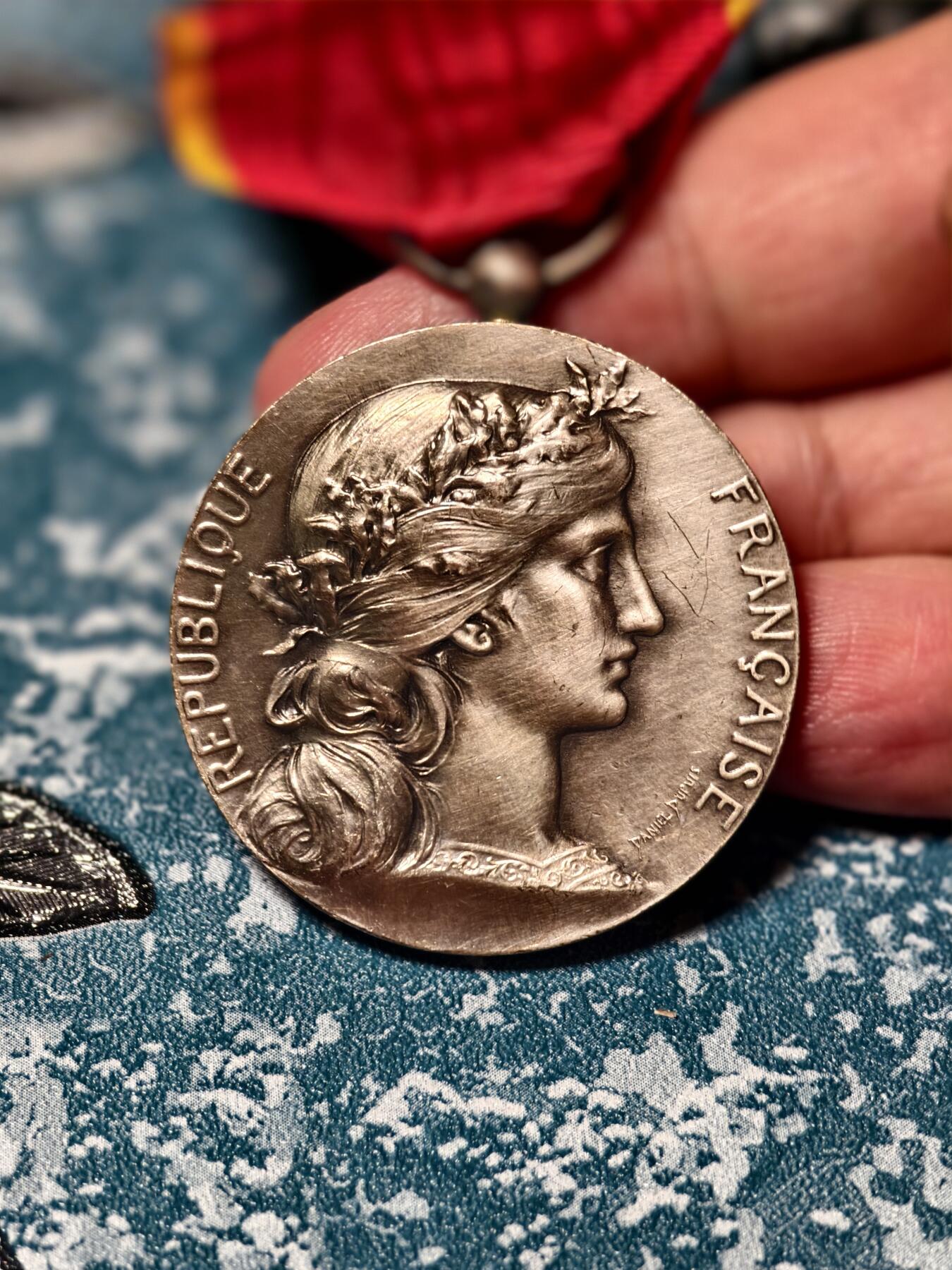 抚柳草堂-第二十二期章牌钱币  奖章勋章 满百包邮 放漏专场 法国19世纪末-20世纪初 东部工业协会银质劳动奖章（银级）法国著名章牌雕刻师 亨利·迪布瓦（Henri Alfred Auguste Dubois, 1859-1943） 作品  950银 重25.7g  实发版