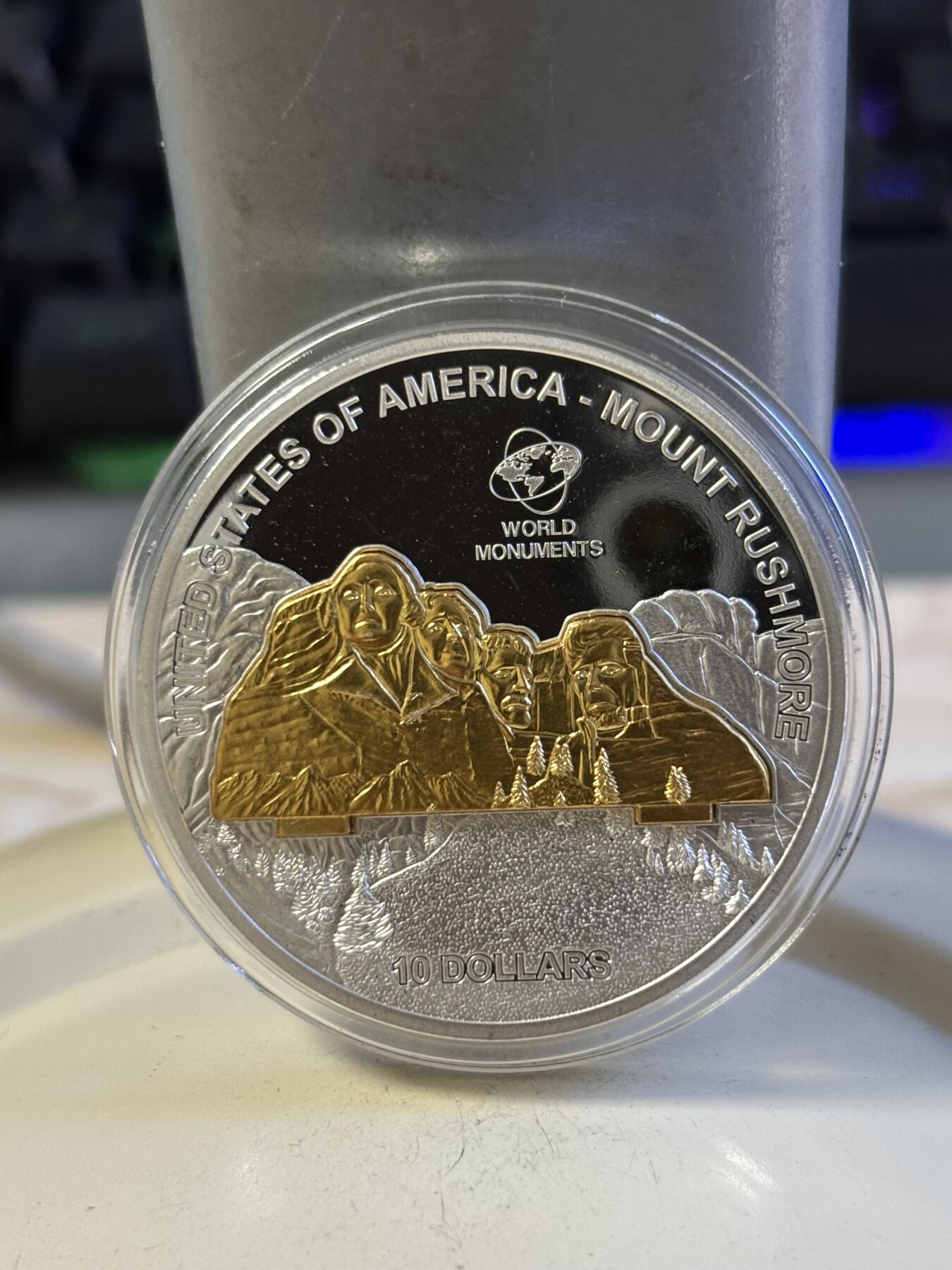 第196期拍卖 库克2008年世界奇观系列美国总统山3D立体镀金银币，999银镀金，1盎司，发行5000枚，