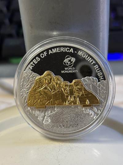 第196期拍卖 - 库克2008年世界奇观系列美国总统山3D立体镀金银币，999银镀金，1盎司，发行5000枚，