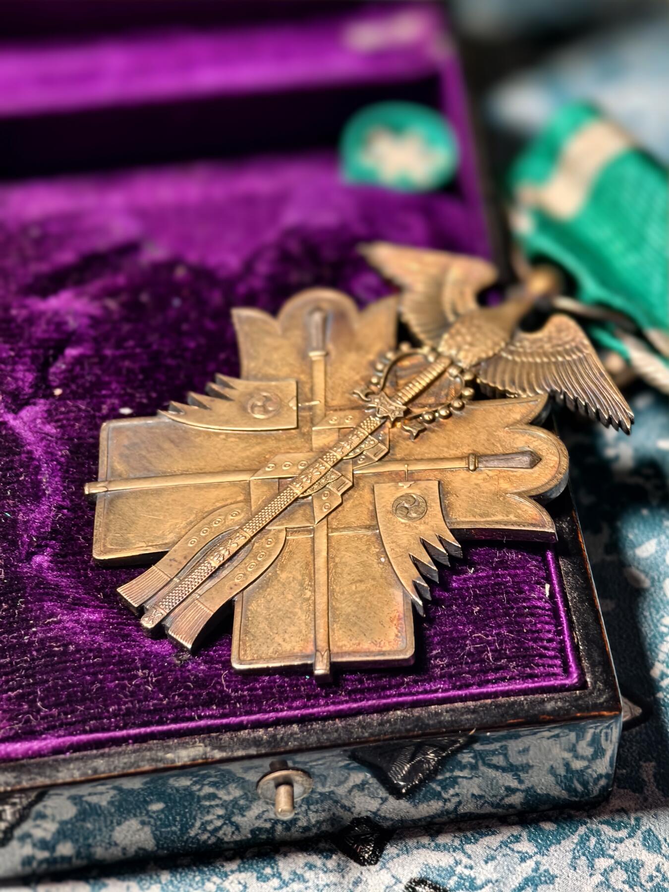 抚柳草堂-第二十二期章牌钱币  奖章勋章 满百包邮 放漏专场 六鸟 勋六级金鵄勋章 银质35.8g 原盒美品带杯绶 盒坏了 昭和早期