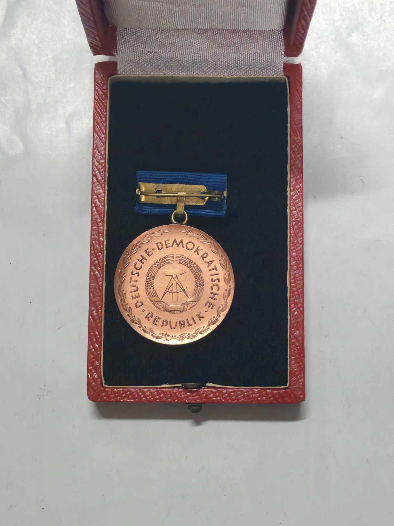 韵星假日军品类拍卖第51期  -- Rimey Holidays Militaria Auction 51 民主德国铜级斐斯泰洛齐奖章带原盒