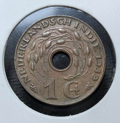 外国优质银币克朗币纪念章，每周六晚九点倒数截拍，满百包邮可寄存，持续收拍 - 荷属东印度1939年1分铜币，正面为荷兰文与稻穗，背面是多语铭文与莲花，是荷兰殖民东南亚时期的流通币，见证了荷属殖民史与多元文化融合。