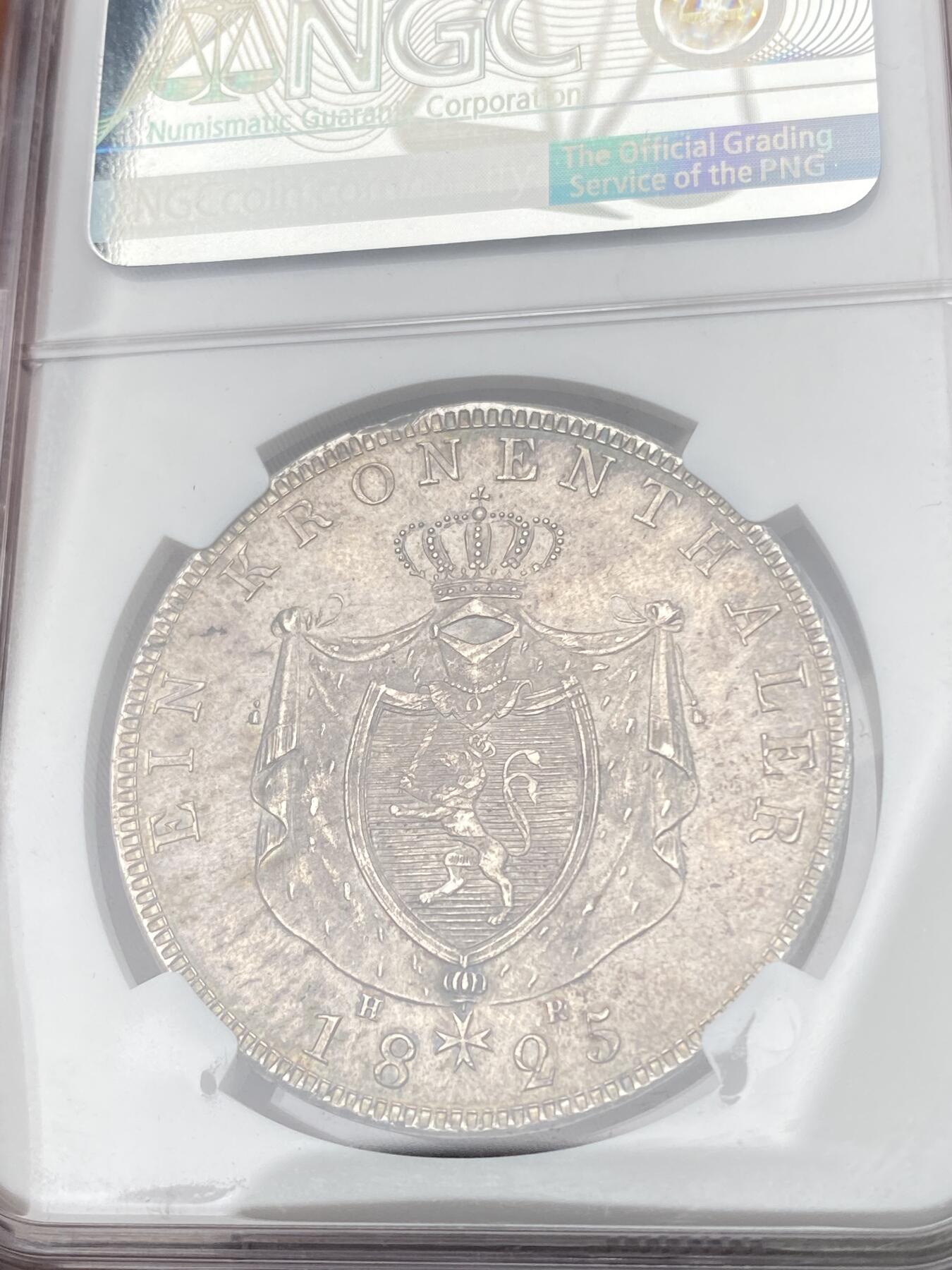 万国钱币拍卖第064期 NGC MS64 1825年德国黑森-达姆施塔特皇冠大泰勒 好品罕见的小邦早期大规格泰勒 如此近BU状态可谓凤毛麟角 全深打丝绸转光地板原味孔雀绿环彩极美  NGC冠军分顶级收藏品质