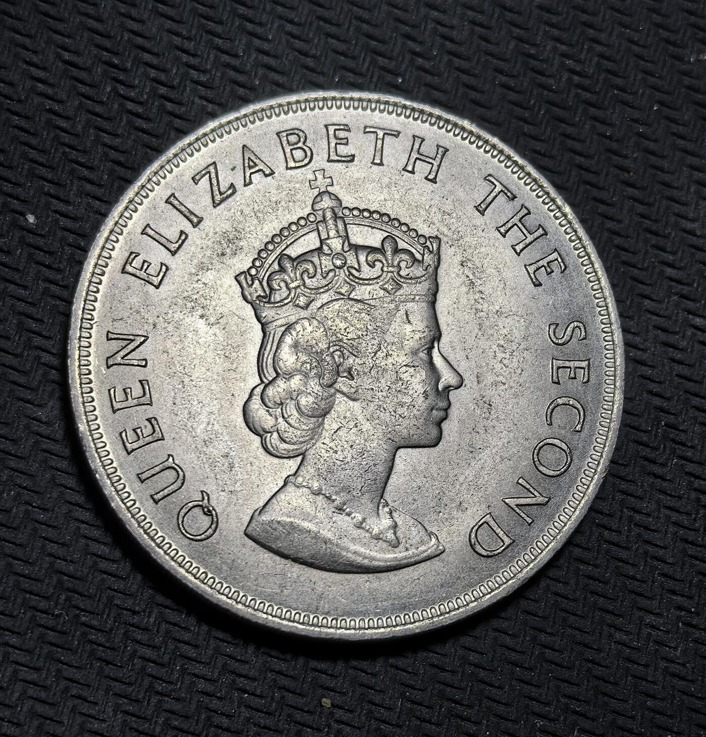 外国优质银币克朗币纪念章，每周六晚九点倒数截拍，满百包邮可寄存，持续收拍 泽西岛1966年5先令纪念币，为纪念诺曼底公爵征服英格兰 900 周年发行。正面为伊丽莎白二世肖像，背面展示泽西岛纹章与三头狮子，定格海岛历史与英王室传承。