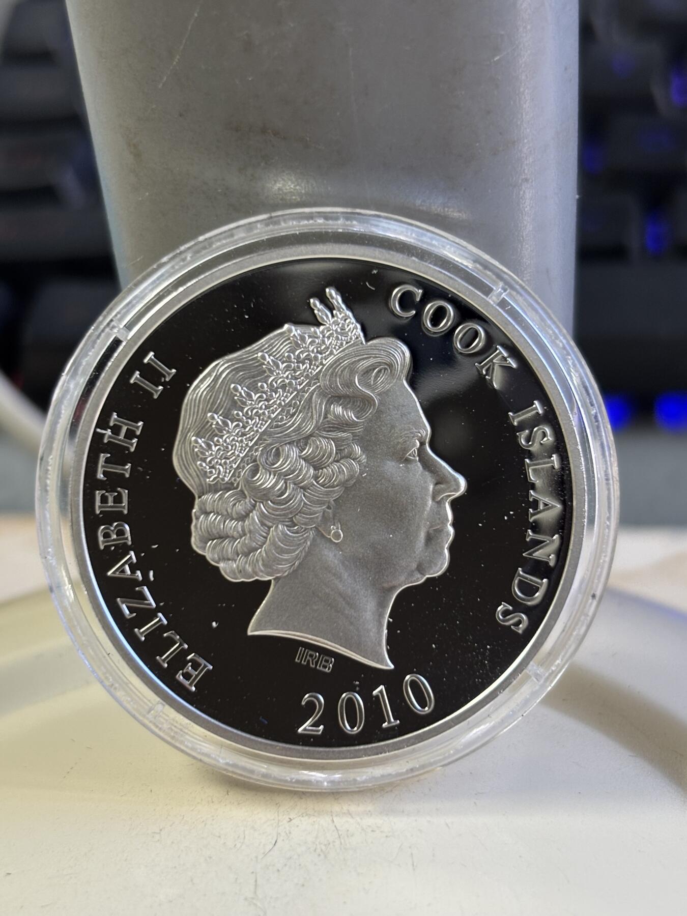 第196期拍卖 库克2010年世界奇观系列德国景观立体镀金1盎司纪念银币，999银镀金，边缘有氧化，发行3000枚，塑料盒有瑕疵