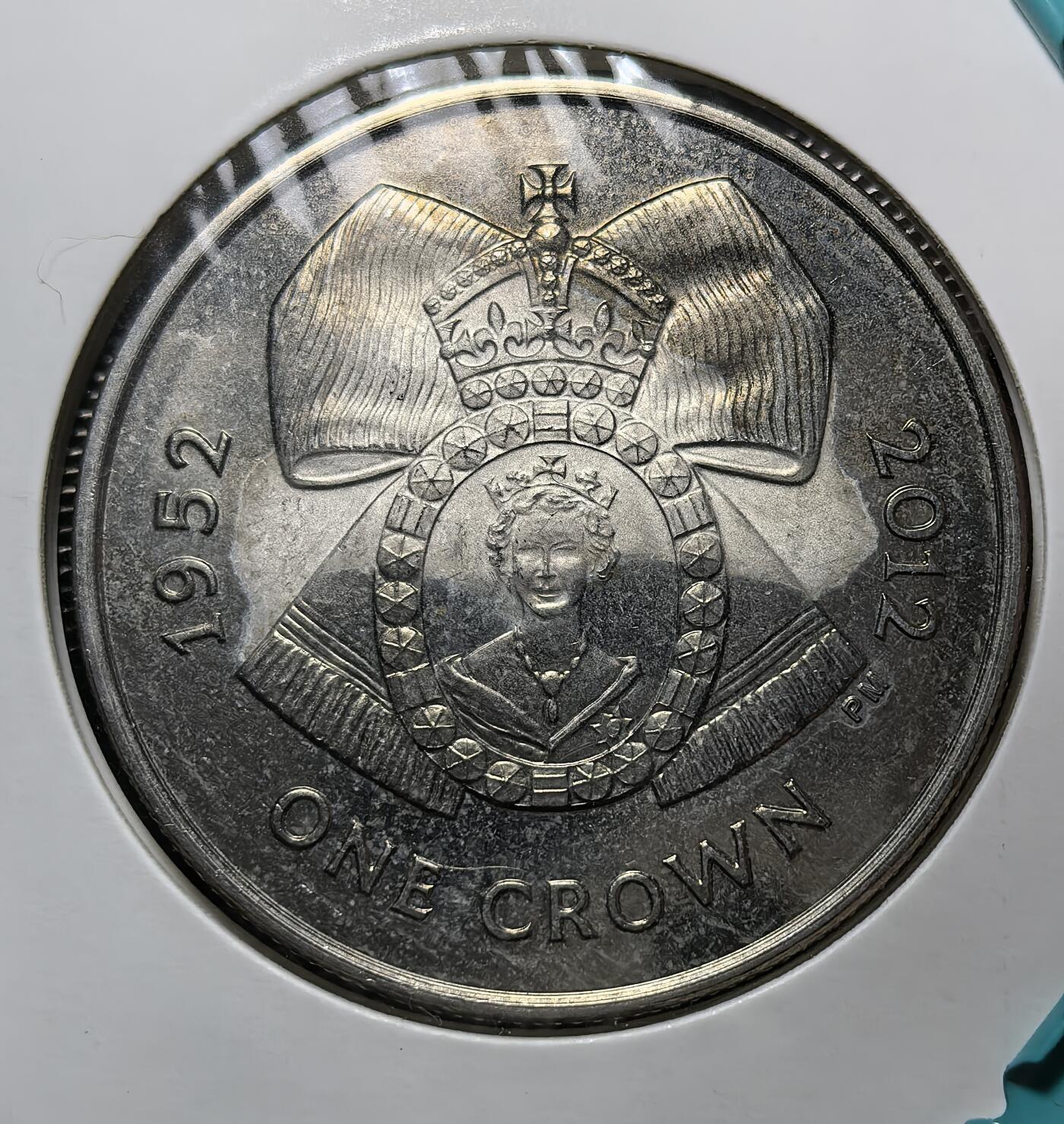 外国优质银币克朗币纪念章，每周六晚九点倒数截拍，满百包邮可寄存，持续收拍 阿森松岛2012年伊丽莎白二世登基钻禧 1 克朗纪念币，正面为女王肖像，背面以王冠与双头像铭刻 1952-2012，纪念女王在位 60 周年，见证英联邦海外领地的王室纪念传统。