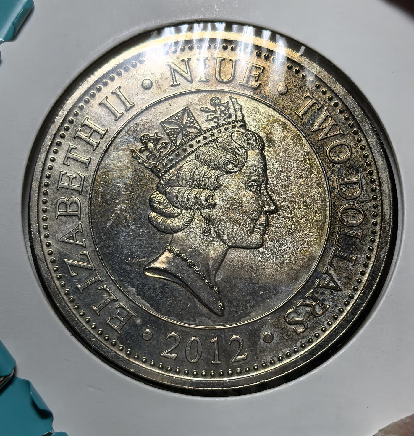 外国优质银币克朗币纪念章，每周六晚九点倒数截拍，满百包邮可寄存，持续收拍 纽埃2012年2元币，正面为伊丽莎白二世肖像，背面以英联邦王室花卉（玫瑰、三叶草等）为主题，象征联合与传承，是极具收藏价值的纪念币。