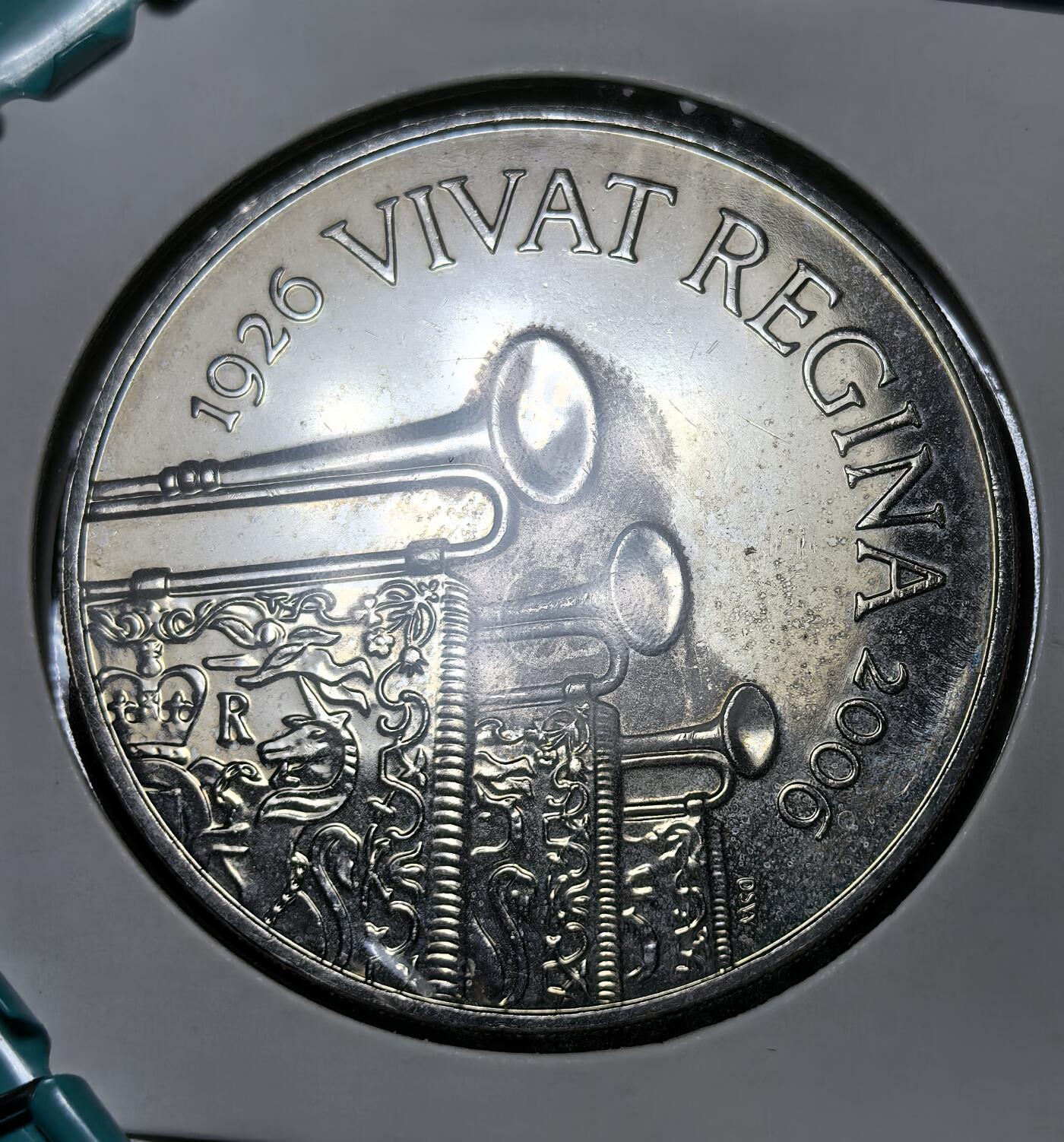 外国优质银币克朗币纪念章，每周六晚九点倒数截拍，满百包邮可寄存，持续收拍 英国伊丽莎白二世登基 80 周年 5 镑纪念币，正面为女王头像，背面以号角与纹章呼应 “VIVAT REGINA”，见证英国王室庆典与英联邦货币文化。