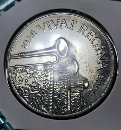 外国优质银币克朗币纪念章，每周六晚九点倒数截拍，满百包邮可寄存，持续收拍 - 英国伊丽莎白二世登基 80 周年 5 镑纪念币，正面为女王头像，背面以号角与纹章呼应 “VIVAT REGINA”，见证英国王室庆典与英联邦货币文化。