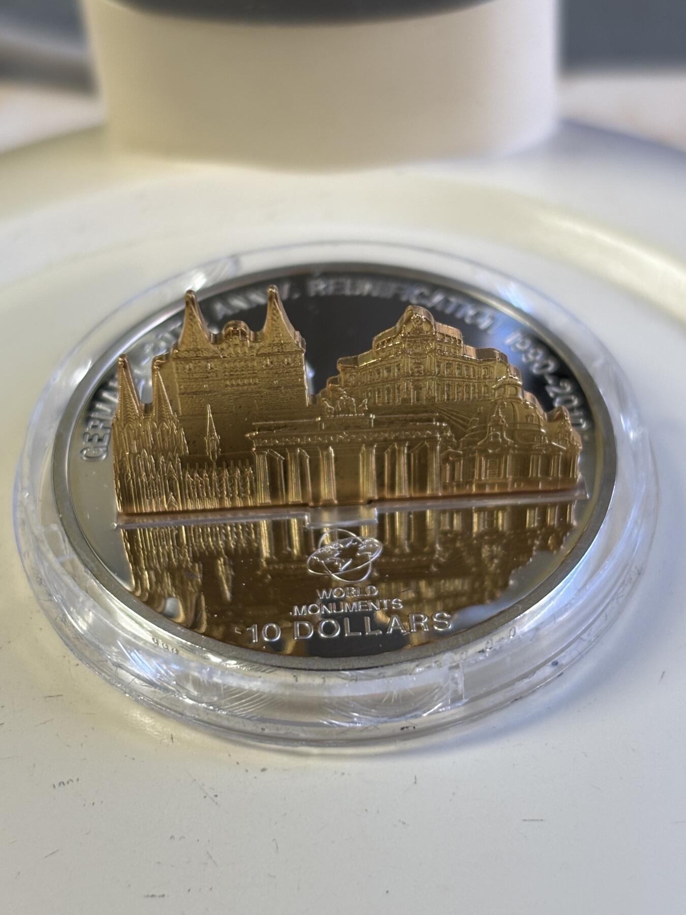 第196期拍卖 库克2010年世界奇观系列德国景观立体镀金1盎司纪念银币，999银镀金，边缘有氧化，发行3000枚，塑料盒有瑕疵