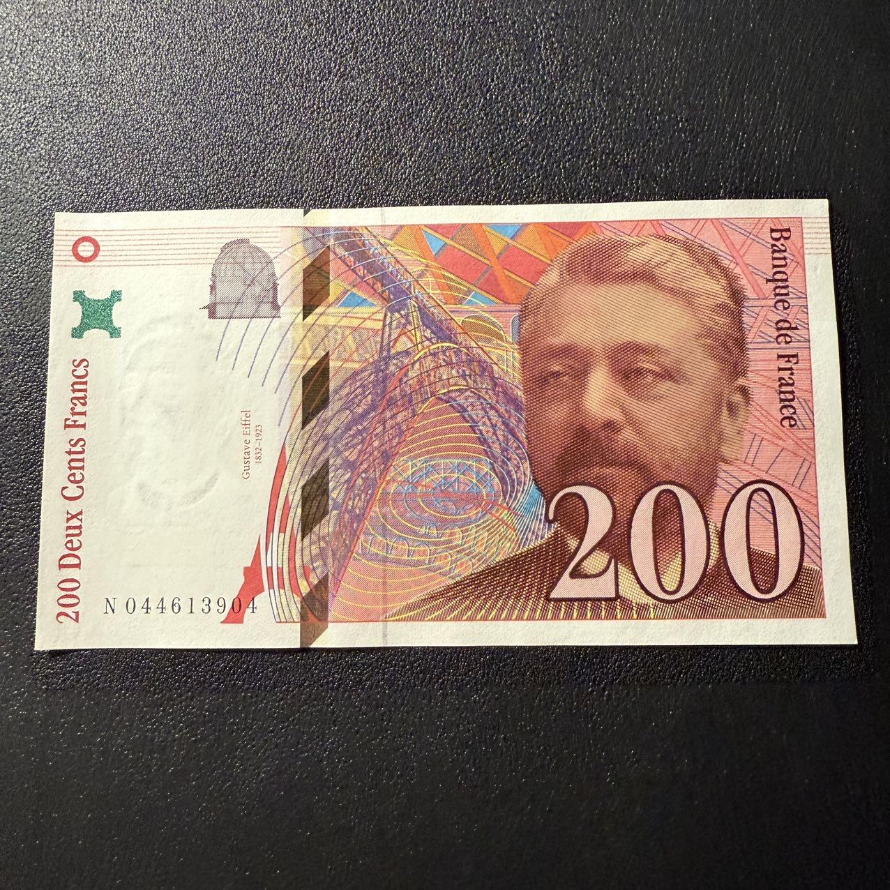 第17期  法国1997年200法郎 全新unc- 背面灯下有潮斑