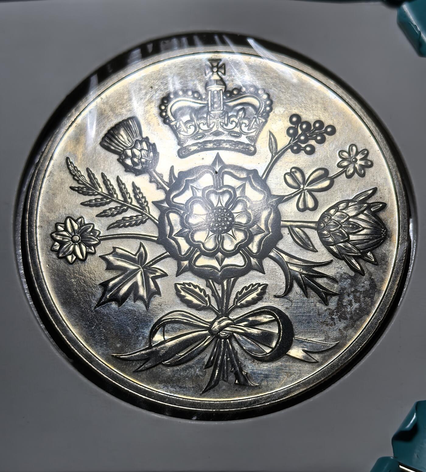 外国优质银币克朗币纪念章，每周六晚九点倒数截拍，满百包邮可寄存，持续收拍 纽埃2012年2元币，正面为伊丽莎白二世肖像，背面以英联邦王室花卉（玫瑰、三叶草等）为主题，象征联合与传承，是极具收藏价值的纪念币。