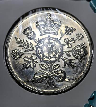 外国优质银币克朗币纪念章，每周六晚九点倒数截拍，满百包邮可寄存，持续收拍 - 纽埃2012年2元币，正面为伊丽莎白二世肖像，背面以英联邦王室花卉（玫瑰、三叶草等）为主题，象征联合与传承，是极具收藏价值的纪念币。