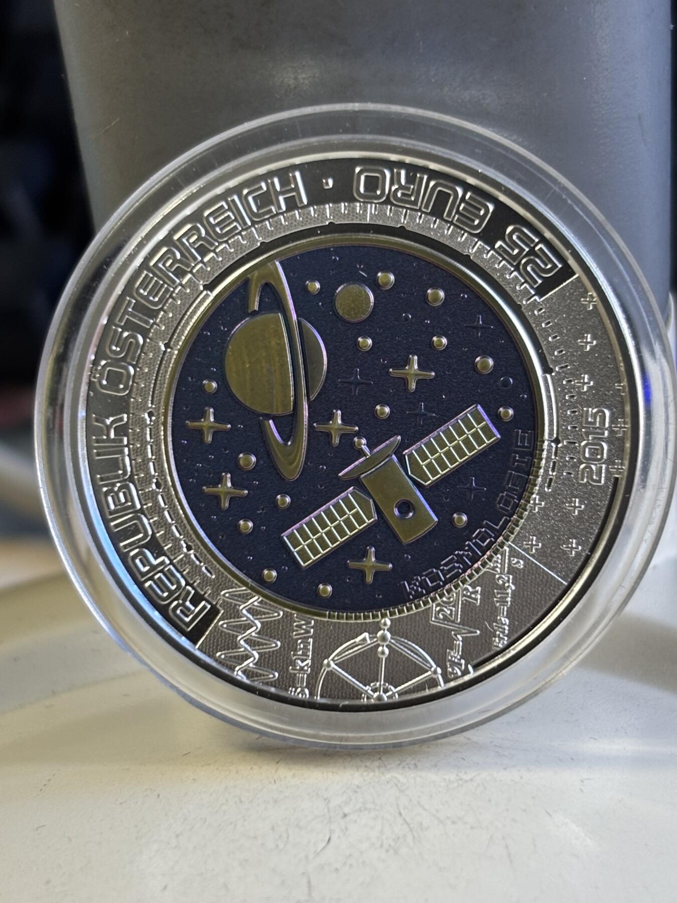 第196期拍卖 奥地利2015年宇宙论铌银镶嵌双色纪念币，900银/998铌，10克和7.15克，发行：65000枚，没有外面纸套