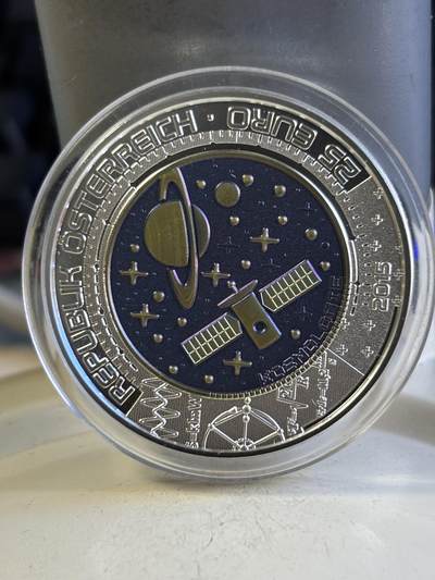 第196期拍卖 - 奥地利2015年宇宙论铌银镶嵌双色纪念币，900银/998铌，10克和7.15克，发行：65000枚，没有外面纸套