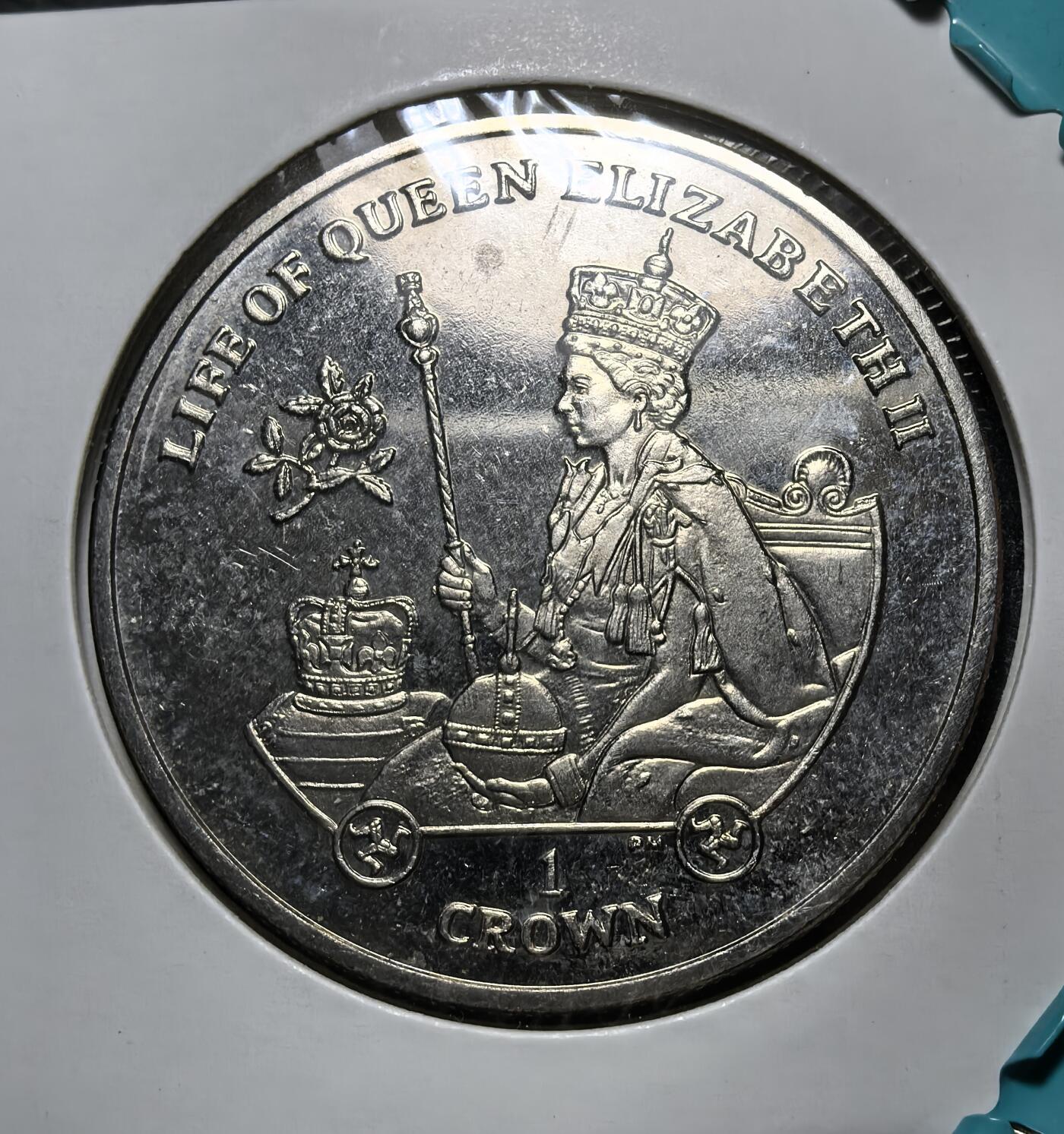 外国优质银币克朗币纪念章，每周六晚九点倒数截拍，满百包邮可寄存，持续收拍 马恩岛2012年伊丽莎白二世登基钻禧 1 克朗纪念币，正面为女王今昔双头像，背面以加冕坐像与王权象征，纪念其在位 60 周年，见证马恩岛与英王室的历史联结。